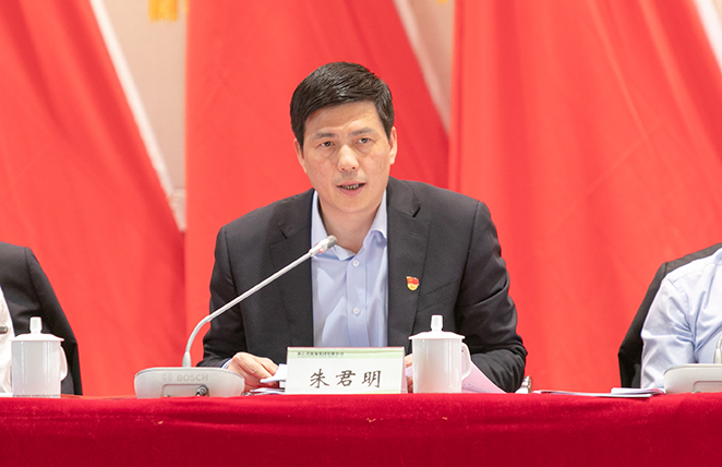 图为党委委员,纪委书记朱君明作2019年党风廉政建设工作总结,部署2020